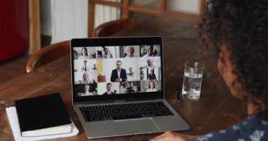 Çeşitli iş adamları grup video çağrısı, dizüstü bilgisayar görüntülemesi ile meşgul