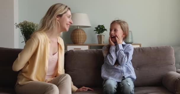 Jeune mère préparer bouquet surprise de fleurs pour petite fille — Video