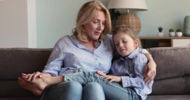 Üzgün küçük torunum okul sorunlarını büyükanneme anlatıyor.