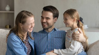 Mutlu baba eşiyle ve küçük kızıyla konuşuyor..