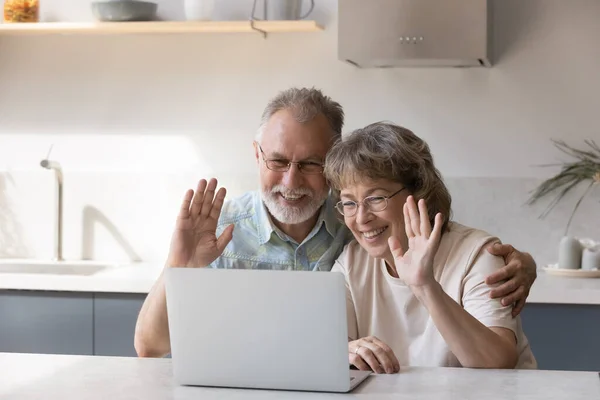 Boldog nyugdíjas pár beszél a gyerekekkel videóhívás közben — Stock Fotó