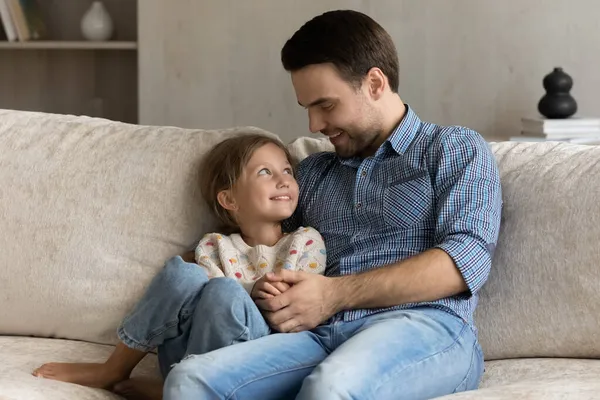 Sevgi dolu genç baba küçük kızıyla konuşuyor..