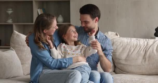 Láskyplná holčička mazlit milovaný maminka a tatínek doma — Stock video