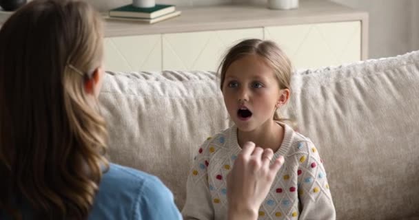 Glad mamma hälsar liten dotter efter att ha gjort uttal motion — Stockvideo