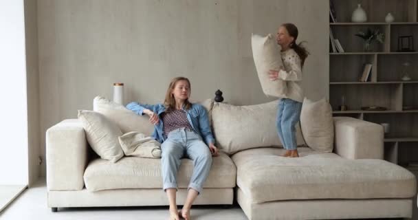 Unavený mladý maminka odmítnout hrát s zlobivý malé dcery — Stock video