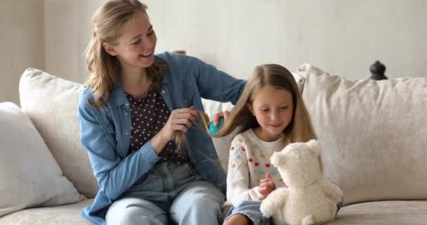 Feliz mãe amorosa pentear cabelos longos da filha pré-adolescente — Vídeo de Stock