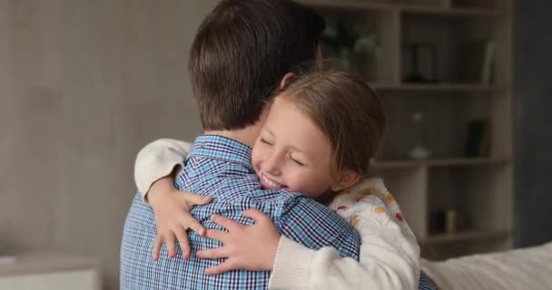 Amoroso preadolescente adoptado hija abrazar cuello de cuidado adoptivo papá — Vídeos de Stock