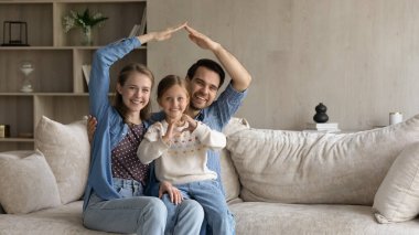 Kendi evine taşınmanı kutlayan çok nesilli mutlu bir aile..