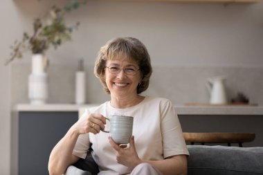 Gözlüklü mutlu yaşlı kadın, günaydın.