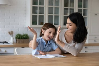 Küçük çocuk ödevini bitirip Asyalı hocaya beşlik çaktı.