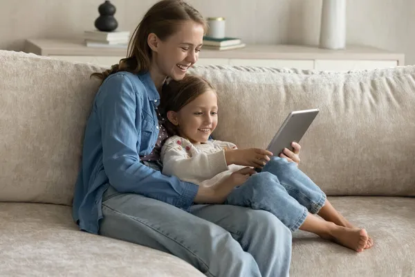 Sorrindo ligação multigeracional família feminina usando touchpad gadget. — Fotografia de Stock