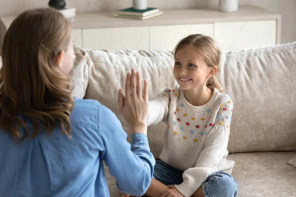 Terapeuta profesional del habla que elogia a la pequeña paciente por su éxito. — Foto de Stock