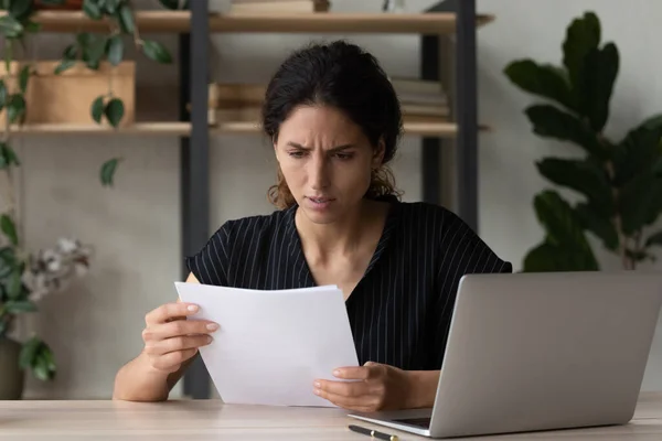 Preocupada infeliz latina mujer de negocios leer carta de papel sobre la negación de crédito — Foto de Stock