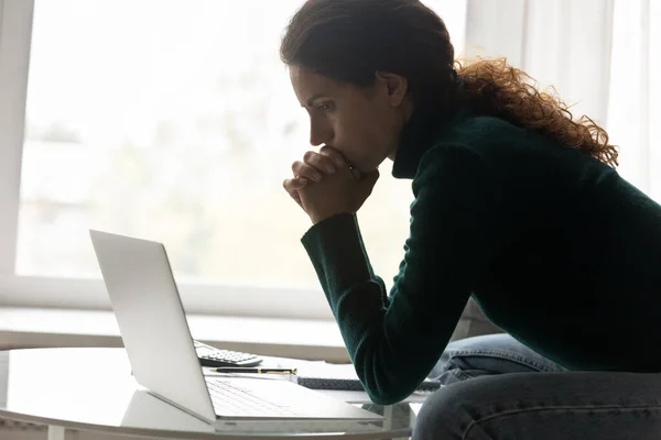 Thoughtful hispanic woman sit by home laptop consider on debt — Stock Photo, Image