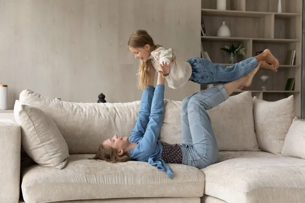 Önemseyen anne gülen kızı kaldırıyor..