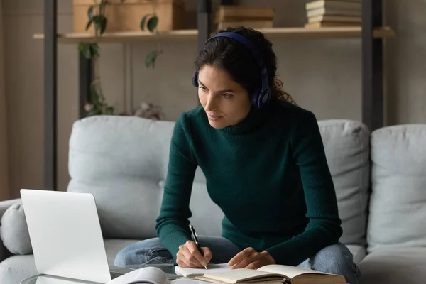 Jong hispanic vrouw in headset krijgen onderwijs op afstand door laptop — Stockfoto