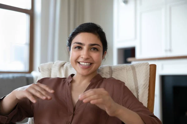 Glad tusenårig indian kvinna pratar tittar på kameran. — Stockfoto