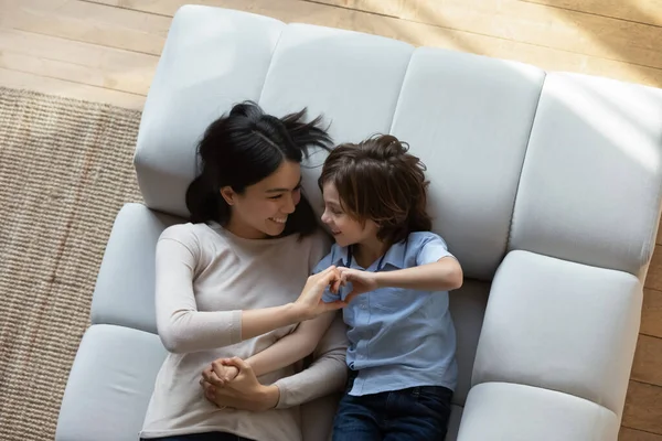 Liebevolle Mutter und Sohn verbinden ihre Finger und zeigen Herzform — Stockfoto