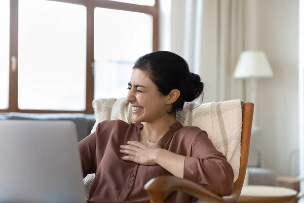 Overblij jonge indiaanse vrouw lachen, kijken grappige video. — Stockfoto