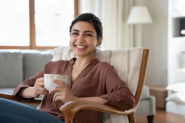 Retrato de mujer india sonriente con taza de té. — Foto de Stock
