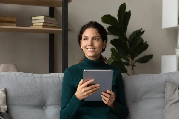 Feliz millennial latina mujer digital tableta usuario planificación soñando — Foto de Stock