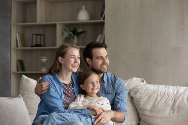 Memlekette hayal kuran neşeli, samimi, çok nesilli bir aile..