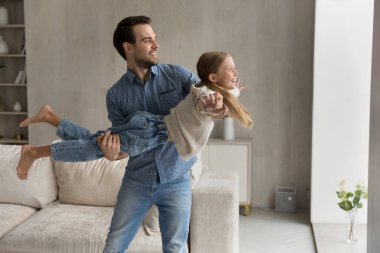 Mutlu milenyum babaları küçük kızlarıyla oynuyorlar..