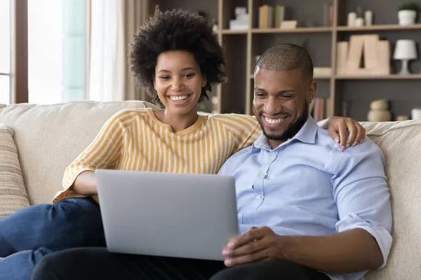 Feliz positivo joven mixta raza pareja haciendo videollamada —  Fotos de Stock