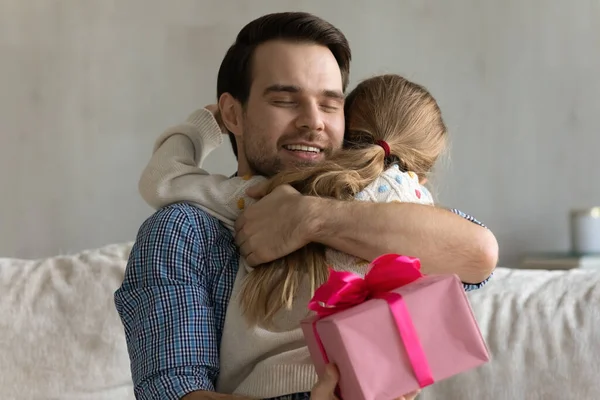 Houden van jonge vader krijgen cadeau van kind dochter. — Stockfoto