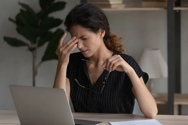 Mujer latina cansada oficina empleado frotar nariz tomar gafas fuera — Foto de Stock