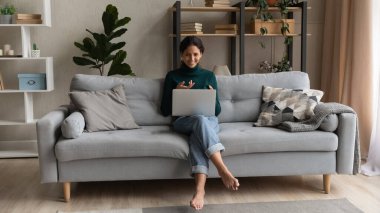 Gülümseyen Latin kadın serbest çalışan bilgisayardan danışmanlık yapıyor.