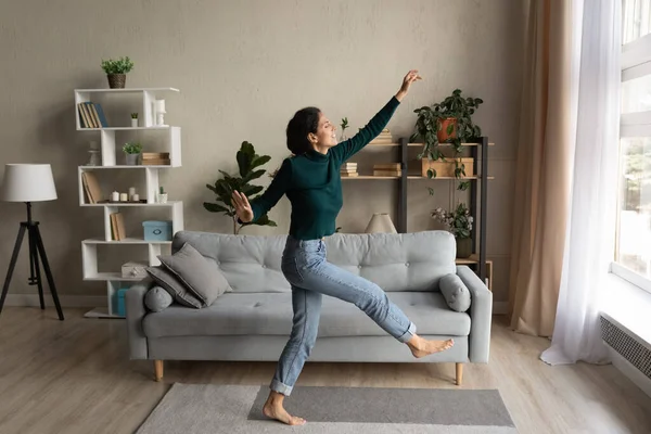 Heureuse femme hispanique millénaire heureuse danse dans le salon moderne — Photo