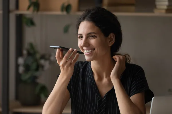 Feliz joven latina usuario de teléfonos inteligentes utilizando la aplicación grabadora de voz — Foto de Stock