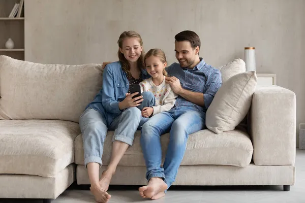 Beroende av modern teknik lycklig familj med hjälp av mobiltelefon. — Stockfoto