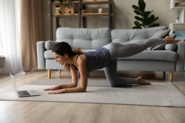 Sportif kadın esneme bacağı emniyet müdürlüğünden dirseklerine yaslanıyor.