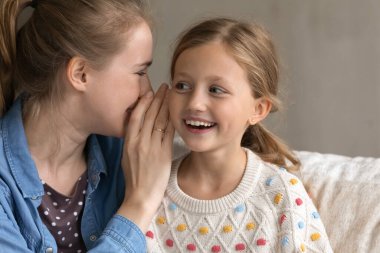 Genç beyaz anne küçük kızına sırrını söylüyor..