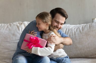 Mutlu küçük çocuk babasından hediye alıyor..