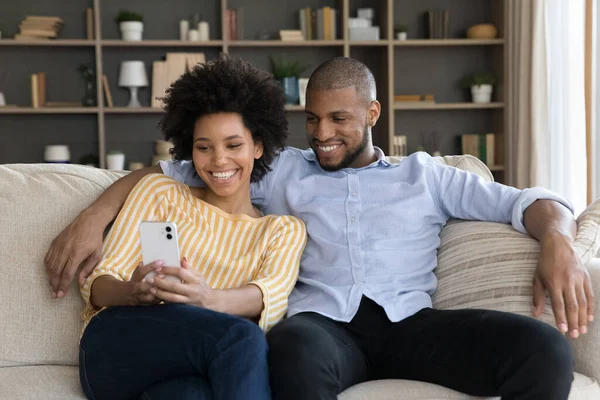 Aşık mutlu çift akıllı telefondan video görüşmesi yapıyor. — Stok fotoğraf