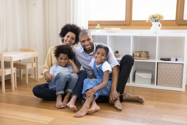 Mutlu Afrikalı yeni taşınmış bir aile.