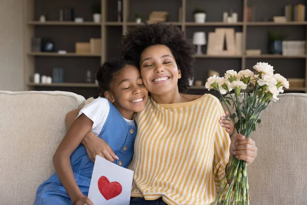 Heureux reconnaissant maman noire étreignant fille enfant avec amour — Photo