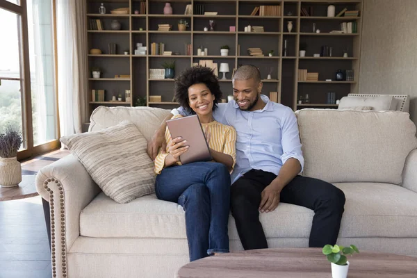 Feliz joven familia Negro pareja relajarse en el acogedor hogar —  Fotos de Stock