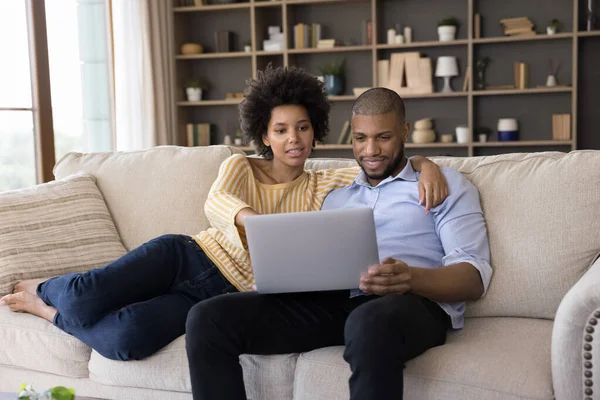 Millennial Afrikaans getrouwd paar betalen gemeenschappelijke rekeningen — Stockfoto