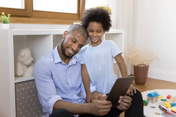 Papá feliz y niño pequeño viendo contenido divertido de los medios —  Fotos de Stock