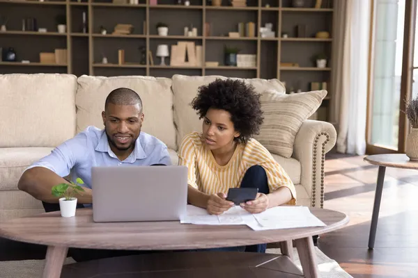 Millennial Afro-Amerikaanse paar met behulp van laptop computer thuis — Stockfoto