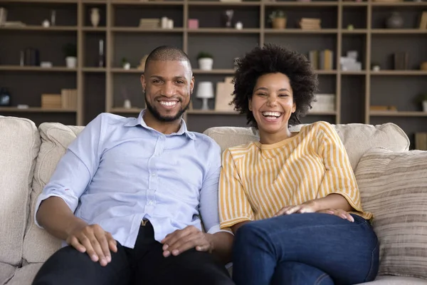 Glücklich überglücklich junges schwarzes Paar genießt Freizeit in gemütlicher Wohnung — Stockfoto