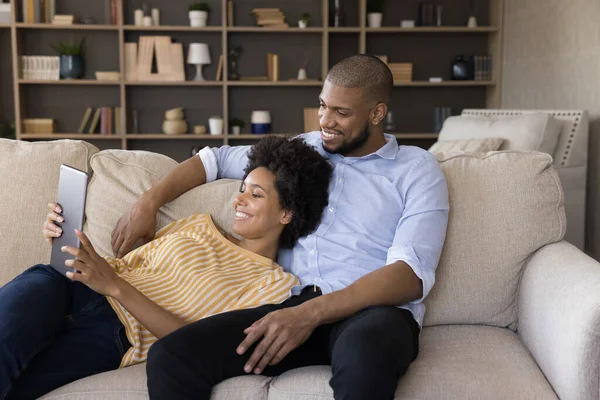 Mutlu Afrikalı Amerikalı evli çift medya içeriğini izliyor — Stok fotoğraf