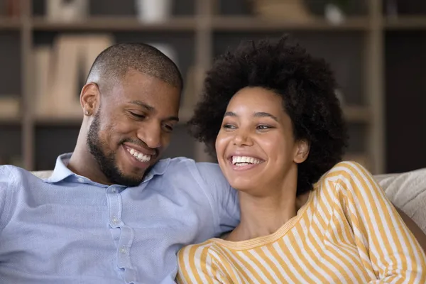 Gelukkig Afrikaans-Amerikaans paar ontspannen thuis — Stockfoto