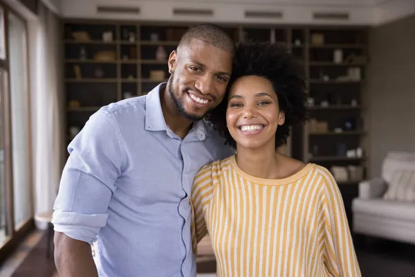 Feliz joven afroamericano pareja casa cabeza disparo retrato — Foto de Stock