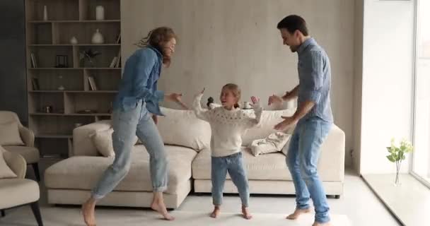 Lycklig mor far tonåring dotter njuta av roliga danser hemma — Stockvideo