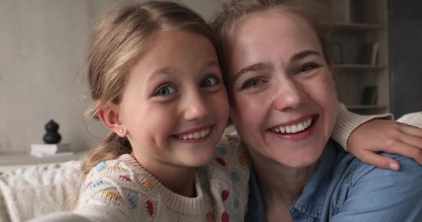Gesichter der jungen Mutter preteen Tochter kuscheln Dreharbeiten lustiges Video — Stockvideo
